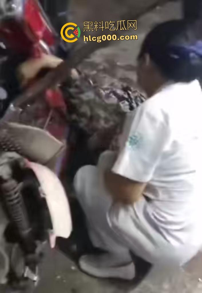 温州轿车化身死神冲撞！店铺崩塌老翁直接血溅断肢，医生来了摸脖子都说没救了！-8