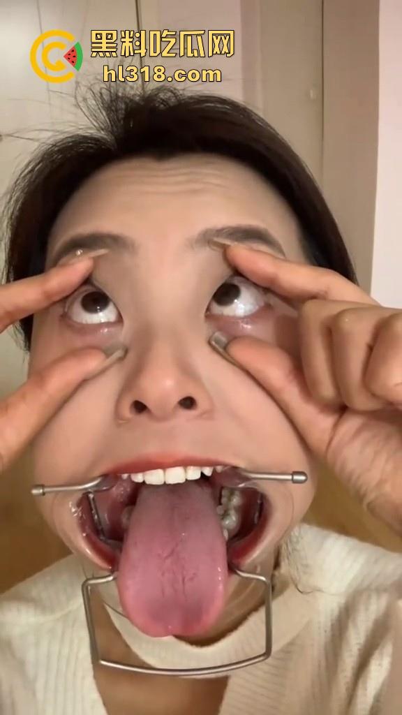 给骚母狗来个口腔检查，看看这淫荡骚逼口中有没有什么异物，合不合适射嘴里，母狗还挺享受的！-3