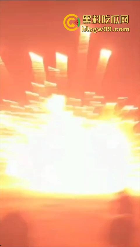 烟花爆炸翻车，观众变成靶子，本来看烟花秀，结果被烟花秀了一脸，慢一步直接喷成烟火人！-3