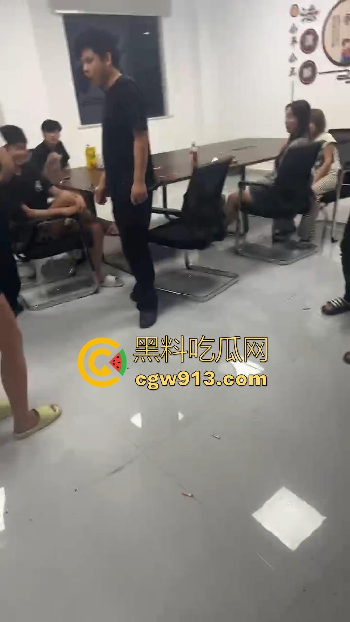 湖北武汉精神小伙和精神小妹，霸凌一个未成年女生，满18还敢造次？这种就应该抓进去关几天！-12