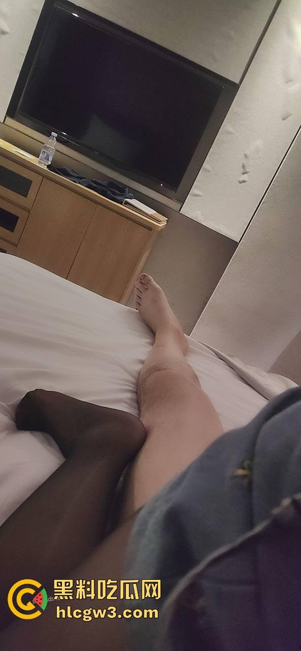 杭州骚逼夫妻『小肥羊不是羊炸』翻天 绿帽老公亲手推妻送操 蒙眼换人3P轮流爆 一家人就是要整整齐齐！-31