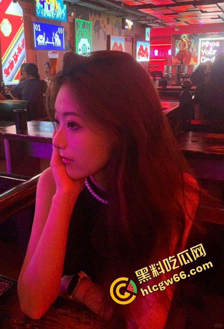 郑州美艳人妻【王瑞敏】贵妇变反差母狗舔蛋口交爽翻天，微信约炮翘蜜臀双洞被操黑，舔野屌骚脸兴奋炸裂！-3