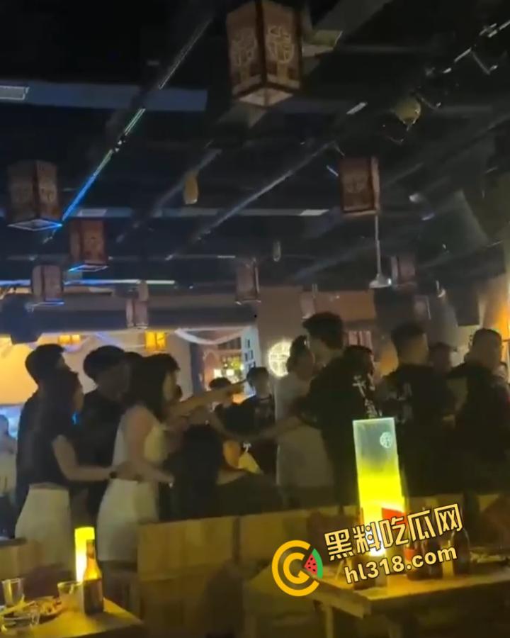 洛阳民谣酒馆上演全武行，精神小伙醉酒挑事，两方男女混战，店员拦都拦不住，场面堪比武林大会！-2