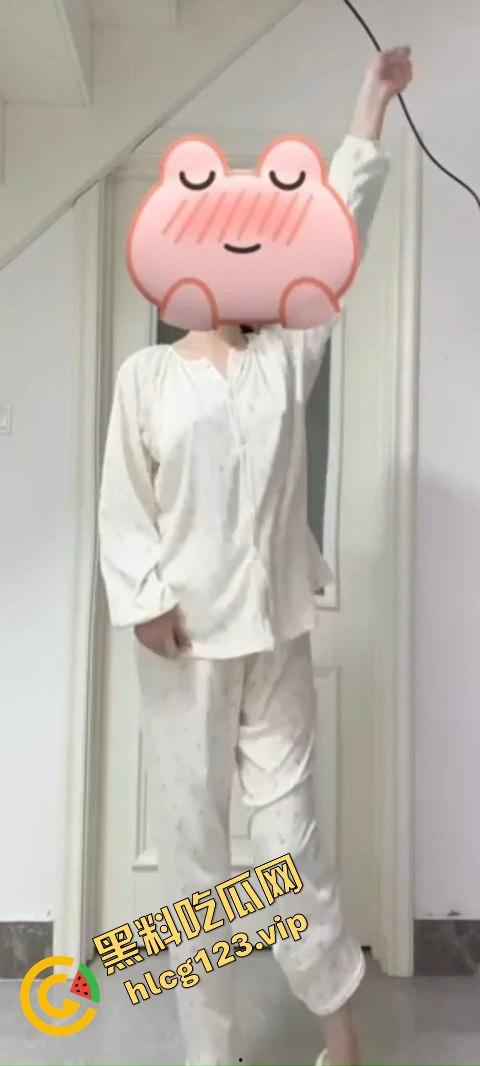 抖音80万网红【桃柒柒】裸舞玩出新花样！开灯关灯激凸擦边诱惑，粉丝炸锅内容已被隐藏！-1