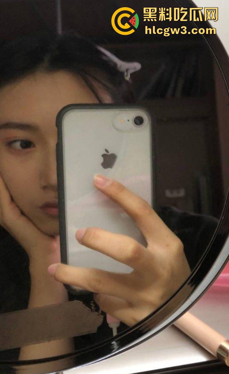 云盘惊爆大学学院派美女【薛晴晴】视频,清纯外表下骚浪翻天，富二代酒店无套猛操，口交服务后颜射满脸!-3