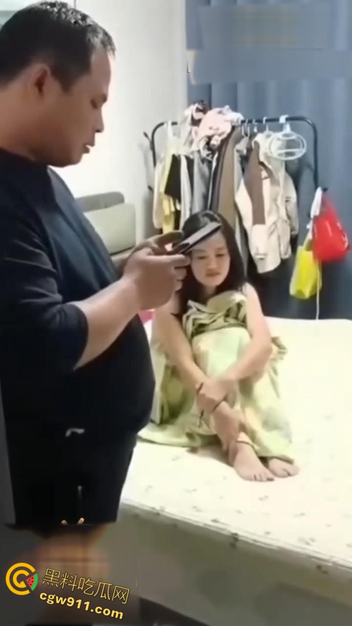 安平公园怡景城小区，当场撞见老公与小三赤身裸体纠缠，现场尴尬混乱不堪，带你直击超火爆的捉奸第一现场！-2