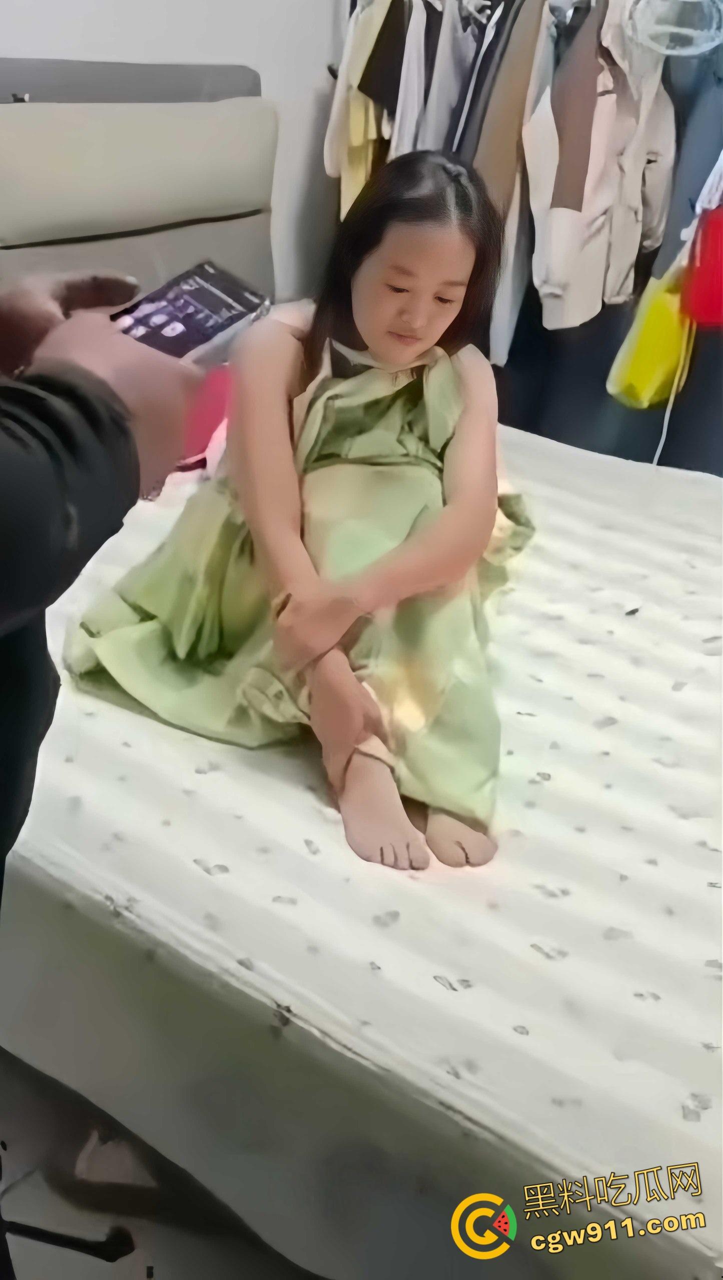 安平公园怡景城小区，当场撞见老公与小三赤身裸体纠缠，现场尴尬混乱不堪，带你直击超火爆的捉奸第一现场！-5