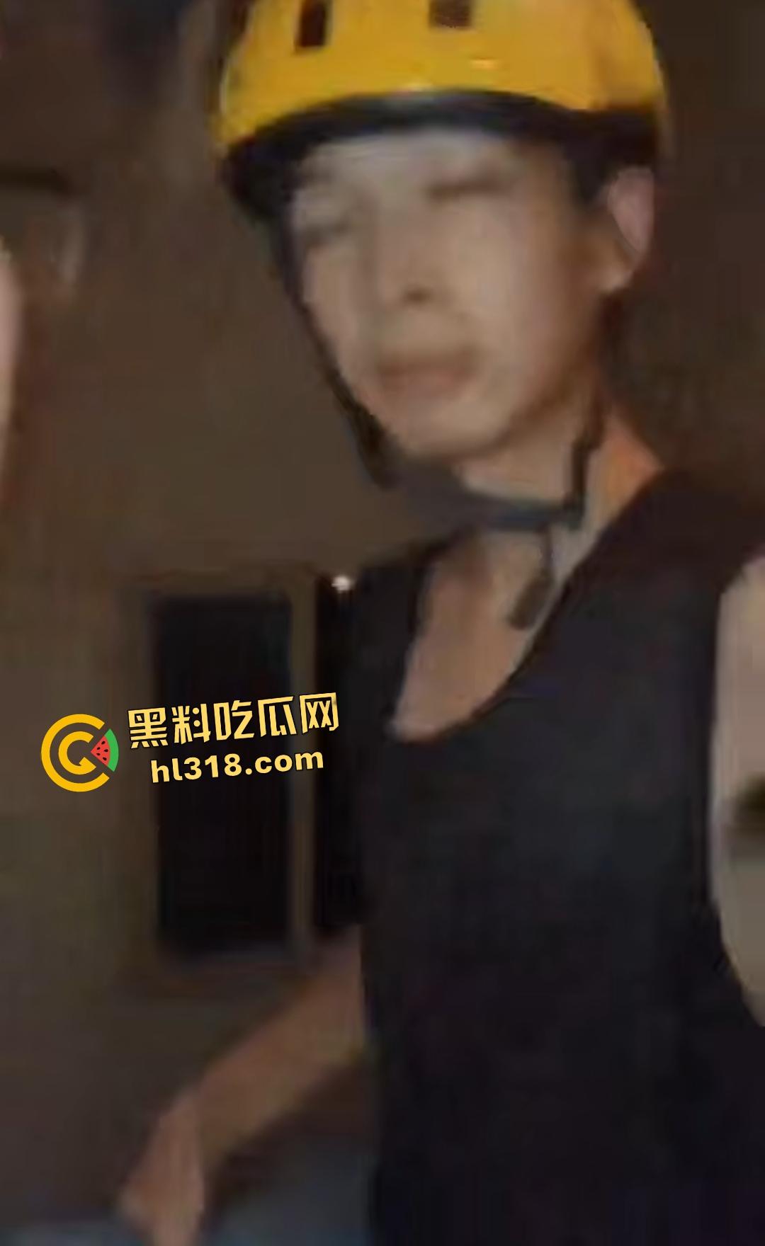 外卖小哥怒关水闸竟因为恶毒夫妻为白嫖退款PUA快递小哥，逼急狂徒挥刀抹颈，偷鸡不成血溅当场！-1