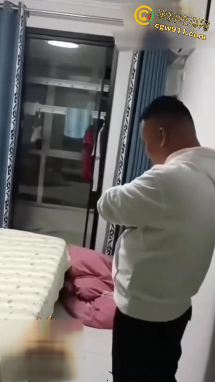 安平公园怡景城小区，当场撞见老公与小三赤身裸体纠缠，现场尴尬混乱不堪，带你直击超火爆的捉奸第一现场！-7