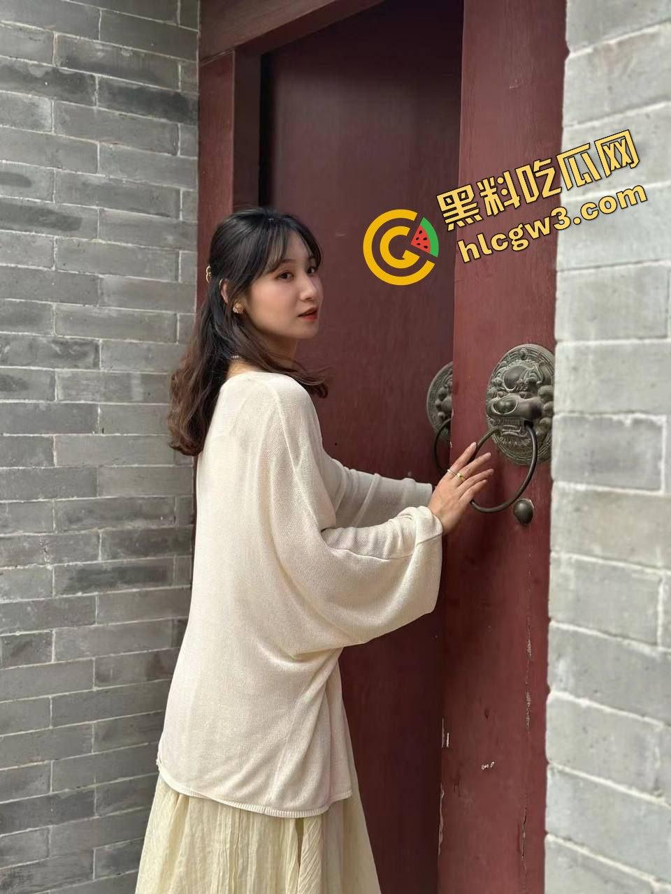 西安交通大学大四反差母狗【皱慧晴】身穿情趣黑丝 男友酒店调教中出！独家流出！-1