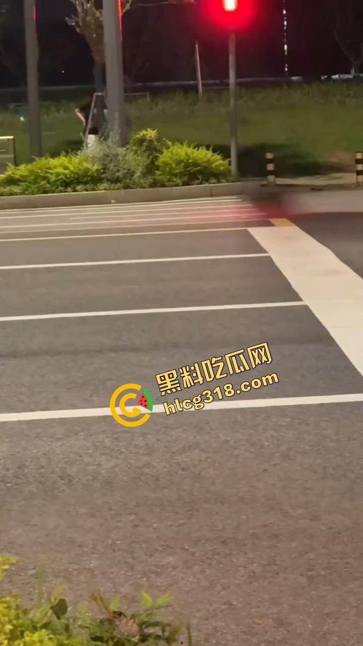 苏州石湖抓奸，小姑子偷情姐夫当街喊老公，亲姐怒吼开撕你喊得真顺嘴啊！-8