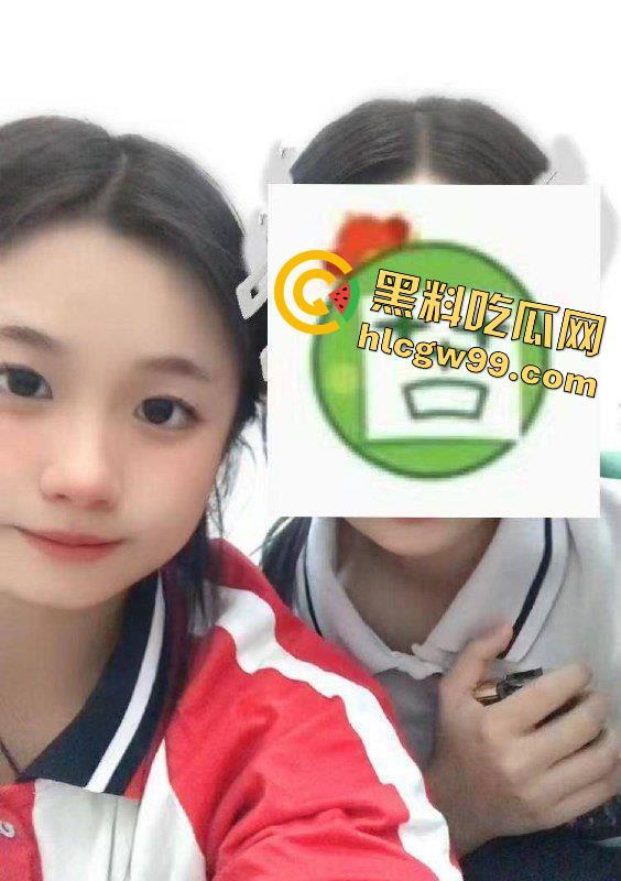 杭州七中清纯可爱大奶学生妹【钱佳】露乳抠逼展示傲人身材，奶子这么黑没少被人干过-1