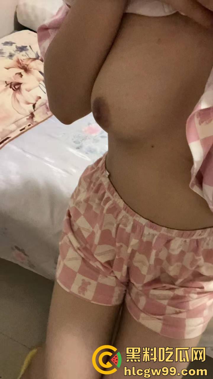 杭州七中清纯可爱大奶学生妹【钱佳】露乳抠逼展示傲人身材，奶子这么黑没少被人干过-7