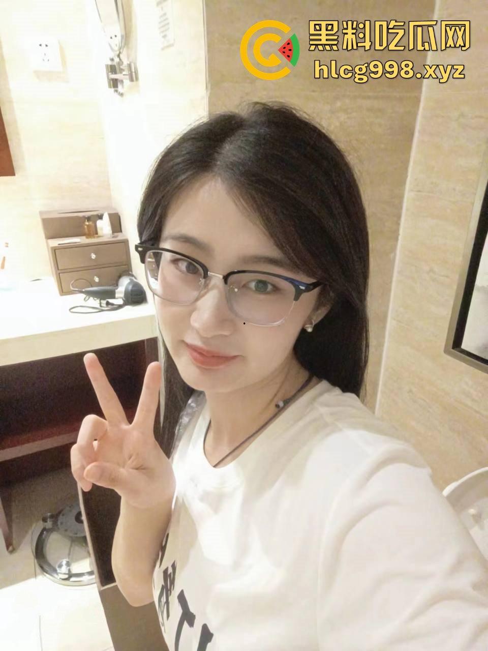 山西巨乳眼镜娘【秦雨薇】酒店私密性爱视频流出！镜子前狂秀傲人身材，男友爽翻！-1