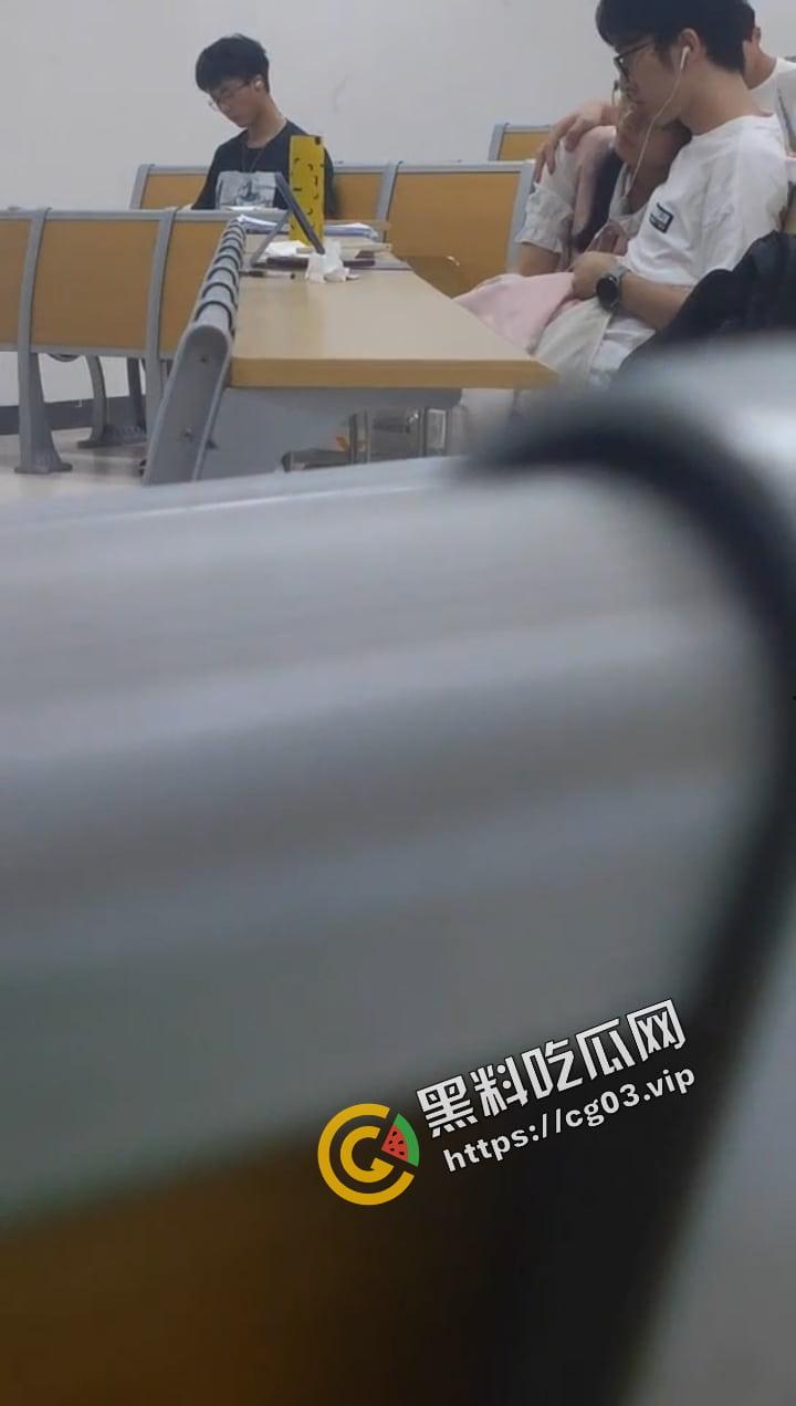 华南理工 逆天小情侣 坐自习室第一排  旁若无人般棒男的打飞机  被偷拍发上表白墙-4