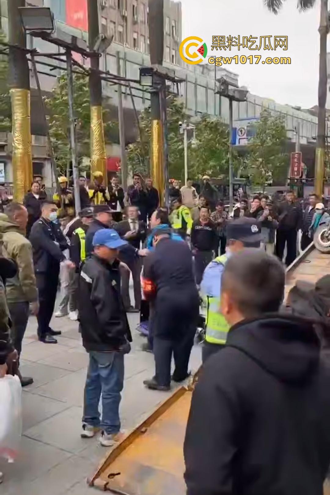 11月17日交警拖车引骑手强烈不满，外卖小哥怒砸电动车，多人拉扯互殴现场混乱，饿了么小哥直接吼警察！-6