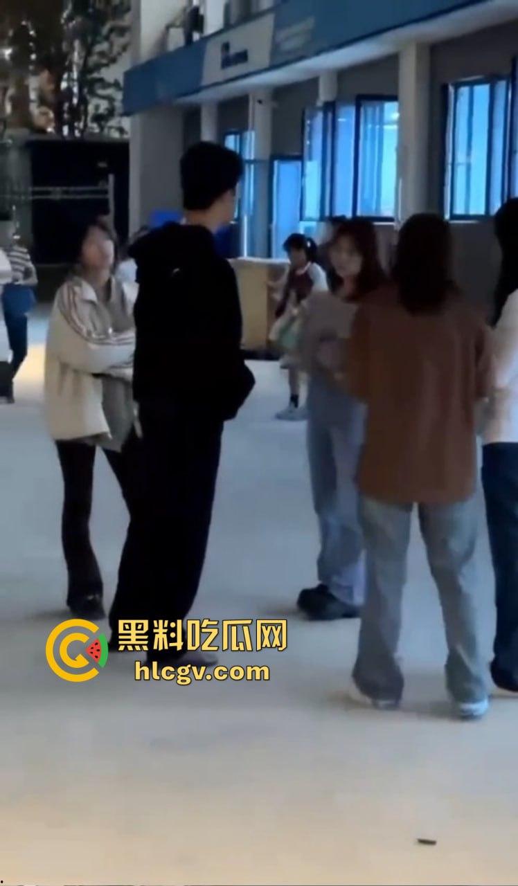福建师大时间管理大师翻车现场！四个女友堵宿舍楼下排队算账，男生跪地求饶吓成孙子！-4