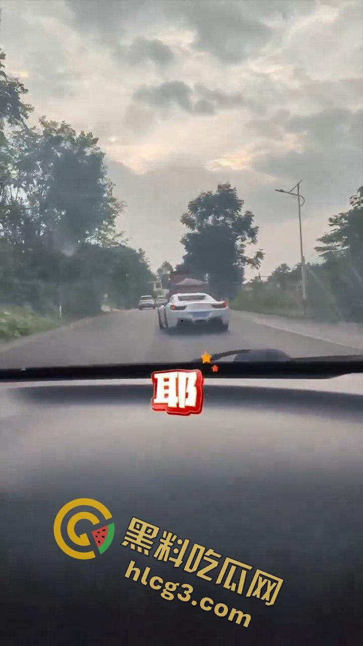 重庆垫江法拉利撞车，租车想学范迪塞尔，结果哭着回家！租车司机炫技失败后悔不已！-2