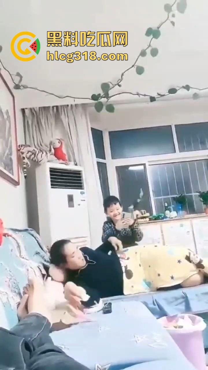 微胖人妻当着儿子面玩自慰，儿子玩手机妈妈玩跳蛋 ，和谐美满家庭，这也太大胆了吧！-7