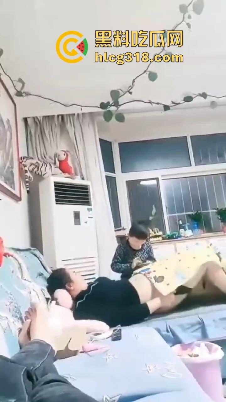 微胖人妻当着儿子面玩自慰，儿子玩手机妈妈玩跳蛋 ，和谐美满家庭，这也太大胆了吧！-9