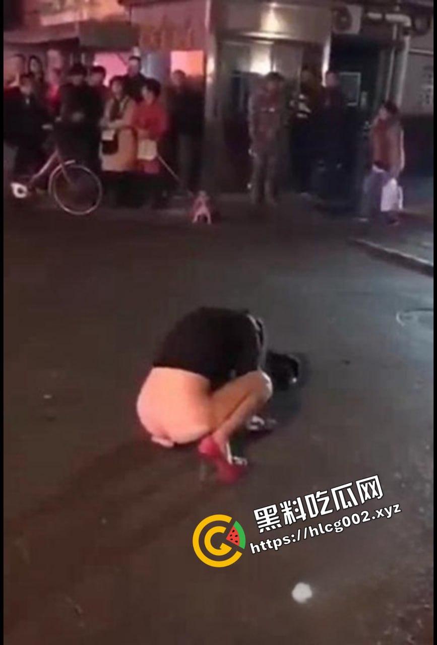 上海醉酒女当街脱衣求外国人操她 结果被警方制止并带走！ 还叫警察帮忙掰开自己的屁眼-4