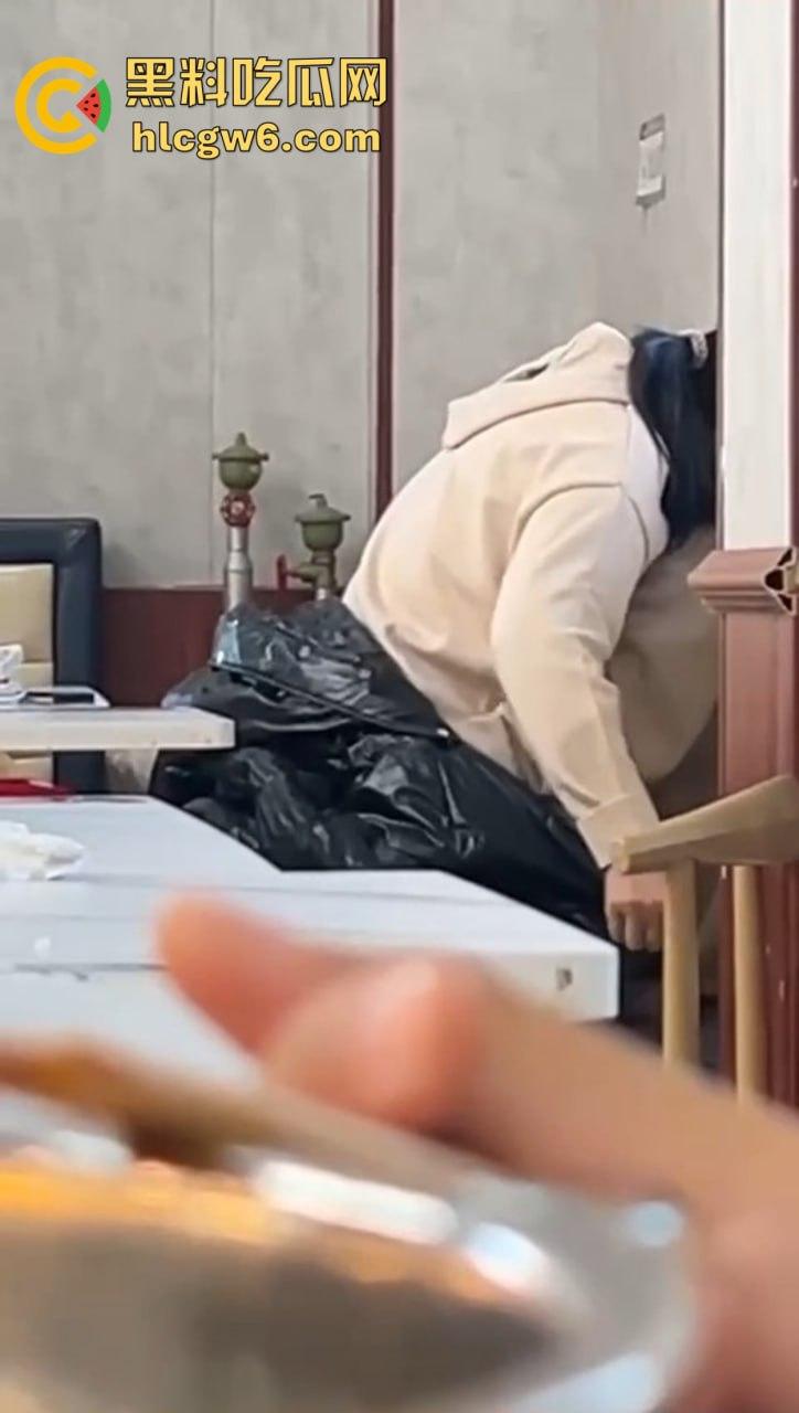 山东大学离谱实录 学姐天冷懒得野战，直接食堂里开草，学姐羽绒服遮挡现场摇动，学弟学妹边吃饭边看真人秀！-5