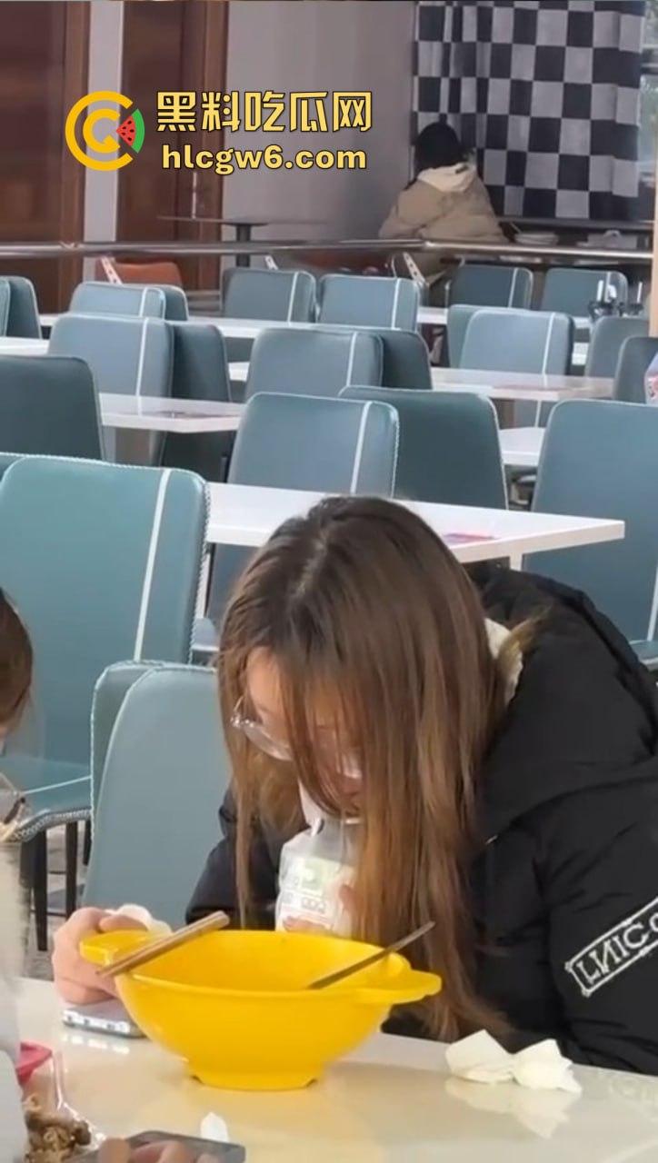 山东大学离谱实录 学姐天冷懒得野战，直接食堂里开草，学姐羽绒服遮挡现场摇动，学弟学妹边吃饭边看真人秀！-8
