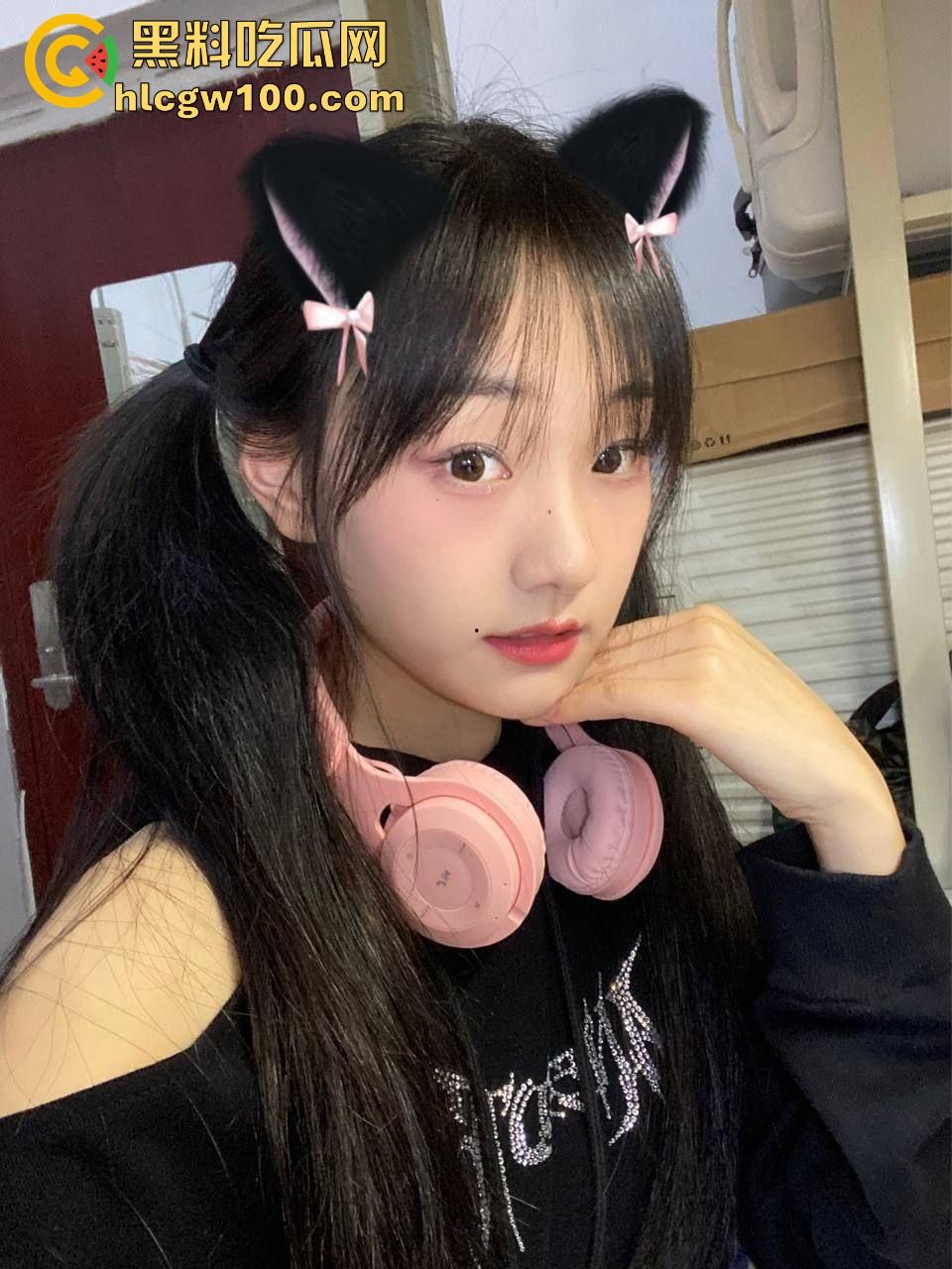 襄阳【冷佳桐】从害羞妹到骚浪货，交友平台聊来的嫩逼，插多了主动喊老公求操，舔逼还流黏液到嘴里！-1