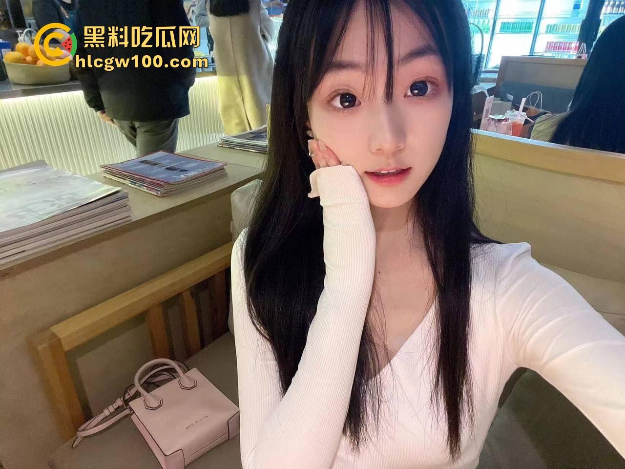 襄阳【冷佳桐】从害羞妹到骚浪货，交友平台聊来的嫩逼，插多了主动喊老公求操，舔逼还流黏液到嘴里！-2