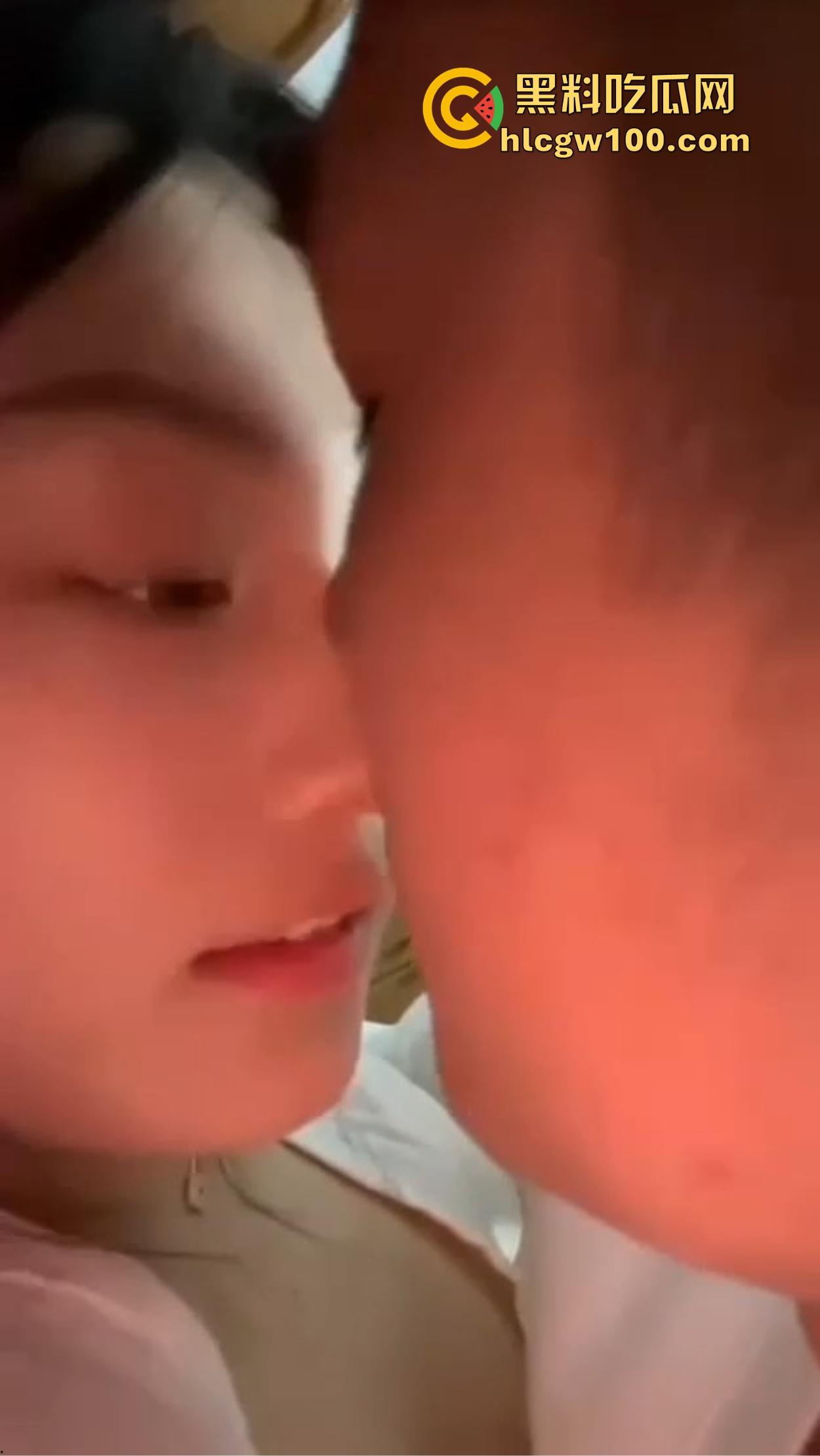 襄阳【冷佳桐】从害羞妹到骚浪货，交友平台聊来的嫩逼，插多了主动喊老公求操，舔逼还流黏液到嘴里！-5