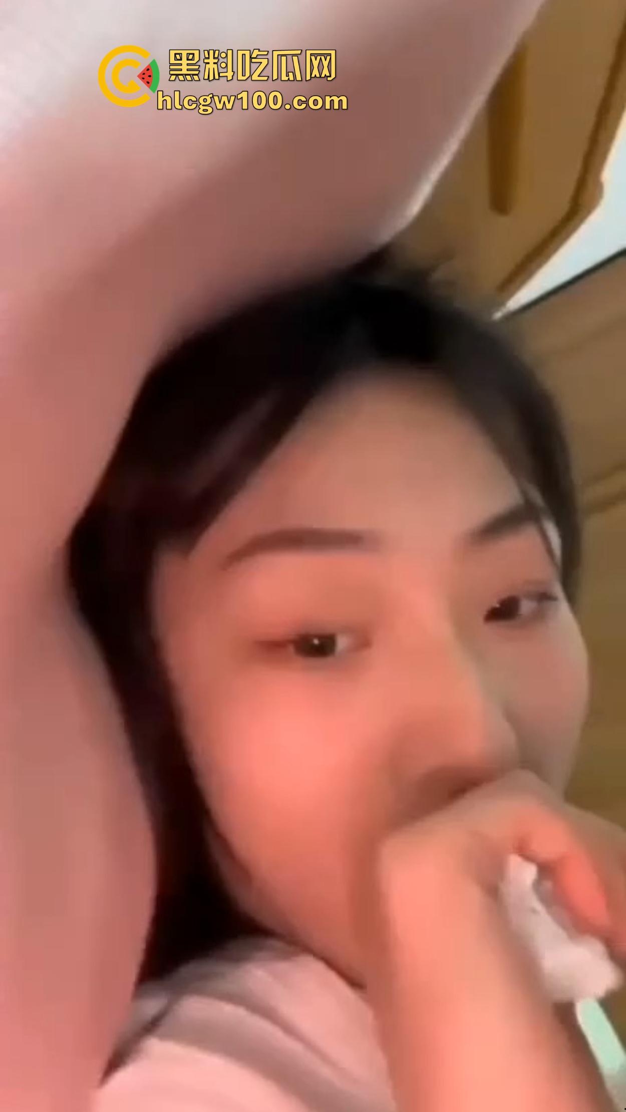 襄阳【冷佳桐】从害羞妹到骚浪货，交友平台聊来的嫩逼，插多了主动喊老公求操，舔逼还流黏液到嘴里！-9