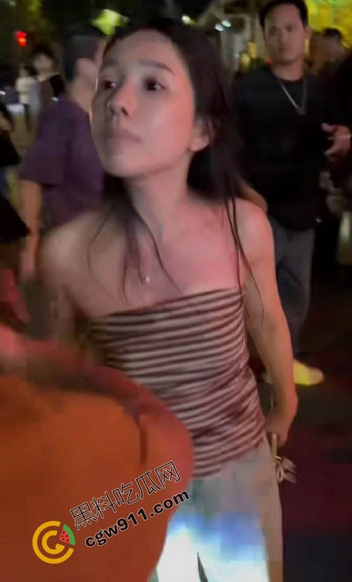 重庆破晓民谣酒馆门【吴继钰】出轨现场：婆媳联手捉奸，现场大乱斗，尖叫声阵阵，围观者疯狂拍照，醉酒男主角尴尬绝望！-7