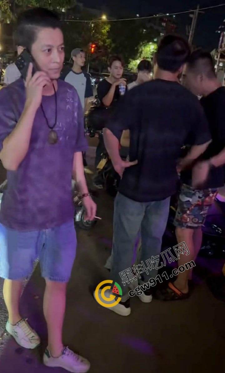 重庆破晓民谣酒馆门【吴继钰】出轨现场：婆媳联手捉奸，现场大乱斗，尖叫声阵阵，围观者疯狂拍照，醉酒男主角尴尬绝望！-8