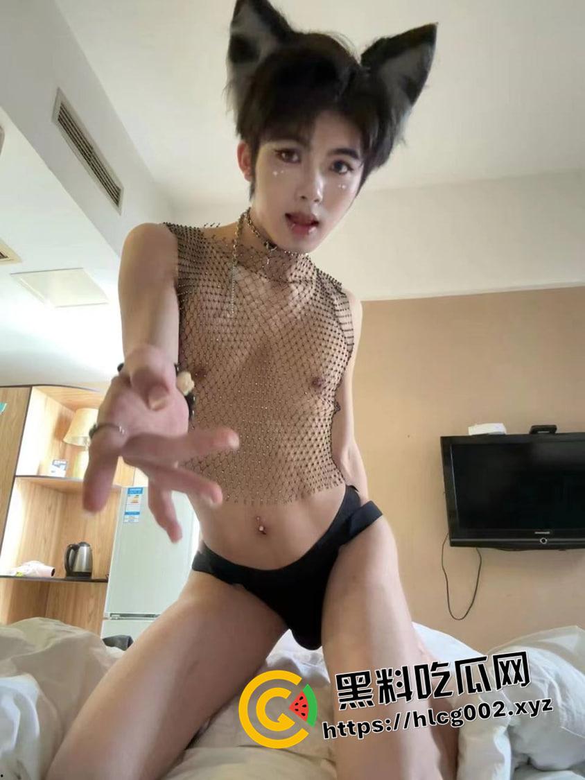 四川师范大学TS【杨佩函】整天穿渔网黑丝 肉便器纹在身上 朋友圈放做爱视频 四川对于男同的接受程度这么高了吗-7