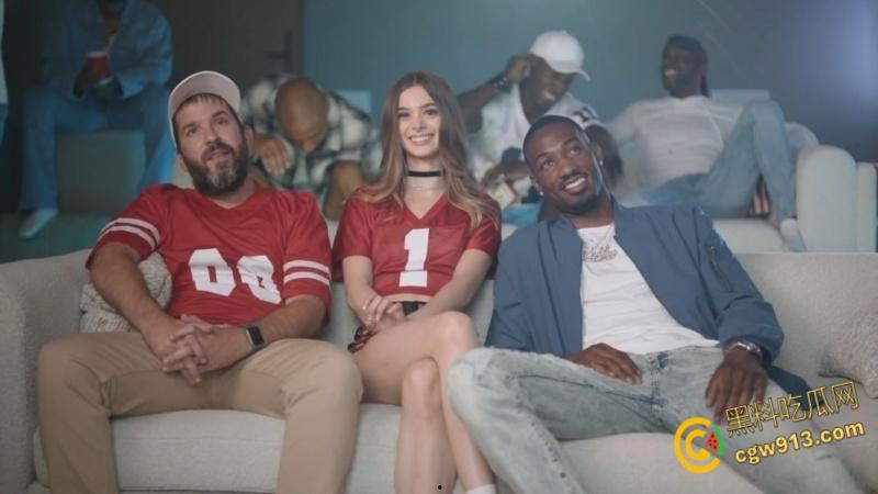 美国高颜值艳星【莫莉·利特尔】，金发尤物与6个黑人群P，白虎嫩穴被大黑屌猛插，排队轮交疯狂内射 ！-1