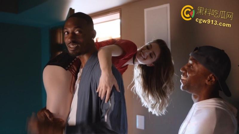 美国高颜值艳星【莫莉·利特尔】，金发尤物与6个黑人群P，白虎嫩穴被大黑屌猛插，排队轮交疯狂内射 ！-2