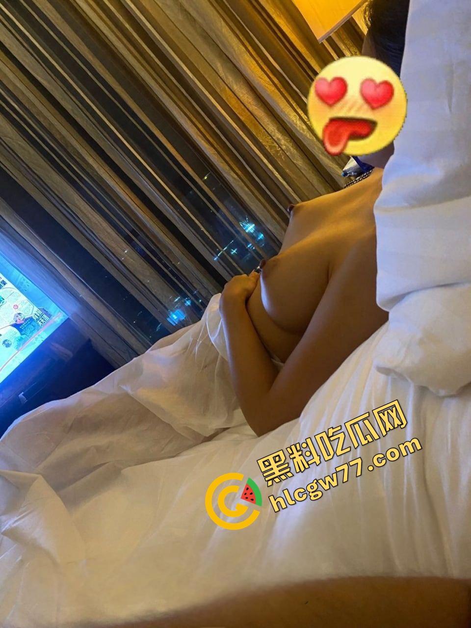 网友投稿聊了俩月终于约上极品少妇，结果床上骚得开口叫爸爸，老哥爆操根本刹不住！-10