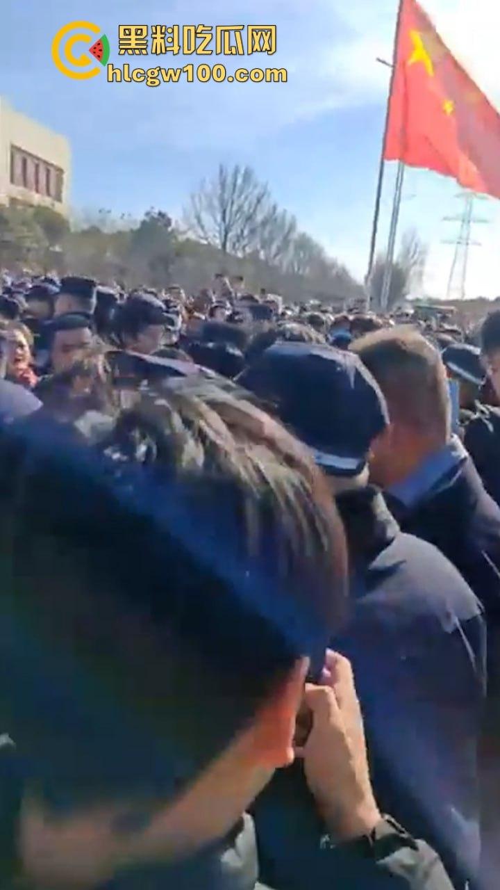 蒲城职高男生坠楼事件矛盾激化  现场禁传视频流出！上万家长围堵副校长愤怒挥拳 武警吓得把高压水枪都拿出来了-2