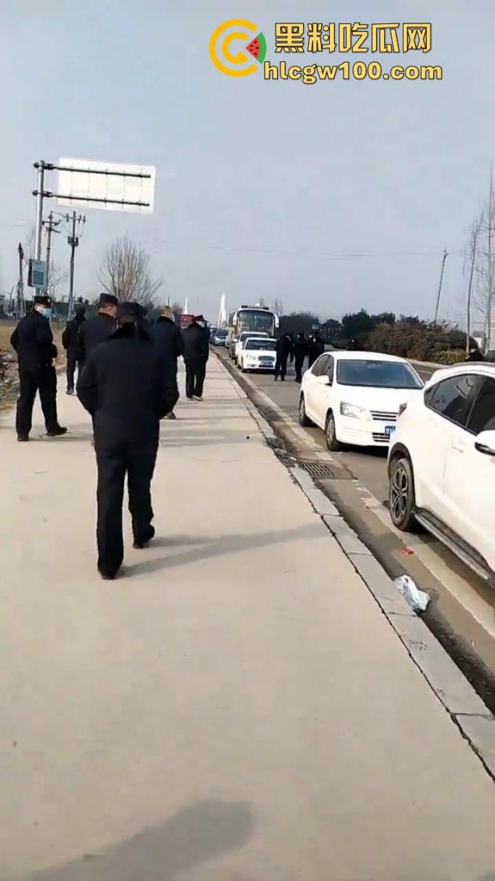 蒲城职高男生坠楼事件矛盾激化  现场禁传视频流出！上万家长围堵副校长愤怒挥拳 武警吓得把高压水枪都拿出来了-4