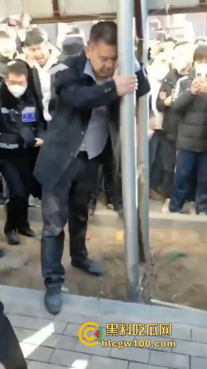 蒲城职高男生坠楼事件矛盾激化  现场禁传视频流出！上万家长围堵副校长愤怒挥拳 武警吓得把高压水枪都拿出来了-10