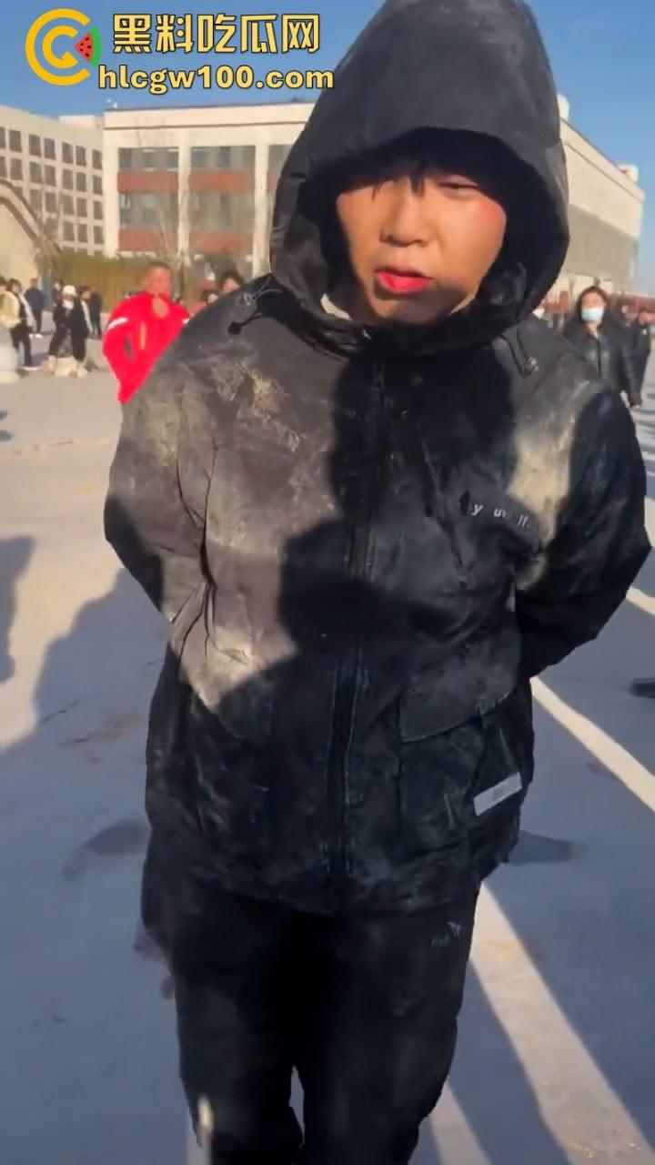 蒲城职高男生坠楼事件矛盾激化  现场禁传视频流出！上万家长围堵副校长愤怒挥拳 武警吓得把高压水枪都拿出来了-16