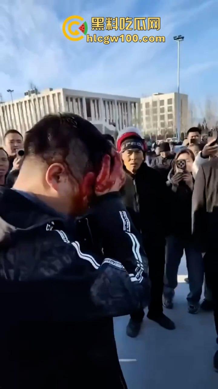 蒲城职高男生坠楼事件矛盾激化  现场禁传视频流出！上万家长围堵副校长愤怒挥拳 武警吓得把高压水枪都拿出来了-21