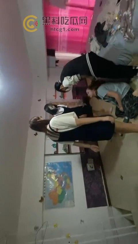 出租屋惊现霸凌事件！精神小伙小妹操控女孩，出租屋成霸凌舞台！-2