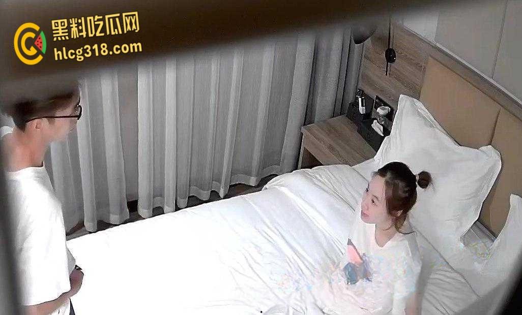 大学生情侣宾馆偷吃禁果，妹子一进门就激情舌吻69口交，更是齐上阵性爱36式都使出来！-1