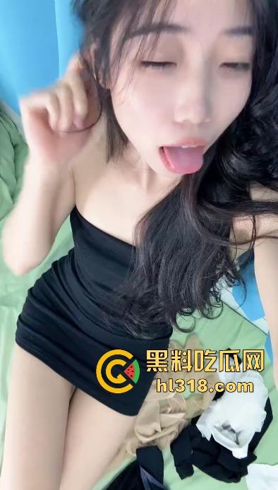 骚逼精神小妹把男朋友带回宿舍打炮，席地而坐直接猛插，现场鲜艳无比，妹子上铺室友看得逼都快湿了！-1