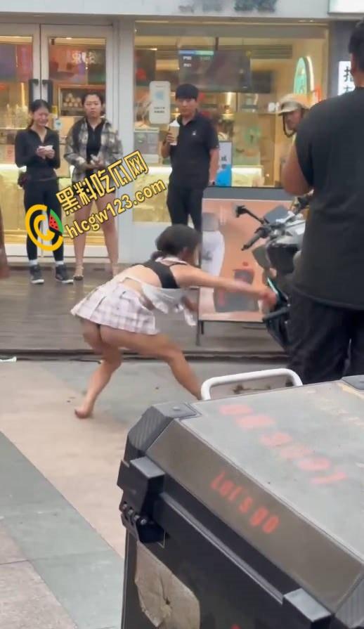 王府井齐逼小短裙小仙女暴怒，失控酸辣粉塞机车排气孔，还打砸怒怼终被警察制服 ！-4