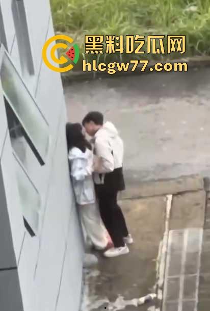 江苏盐城中学小情侣躲在教学楼后面偷腥被人偷拍，男生实在弥补确实的母爱吗？-5