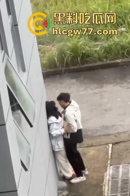 江苏盐城中学小情侣躲在教学楼后面偷腥被人偷拍，男生实在弥补确实的母爱吗？-6