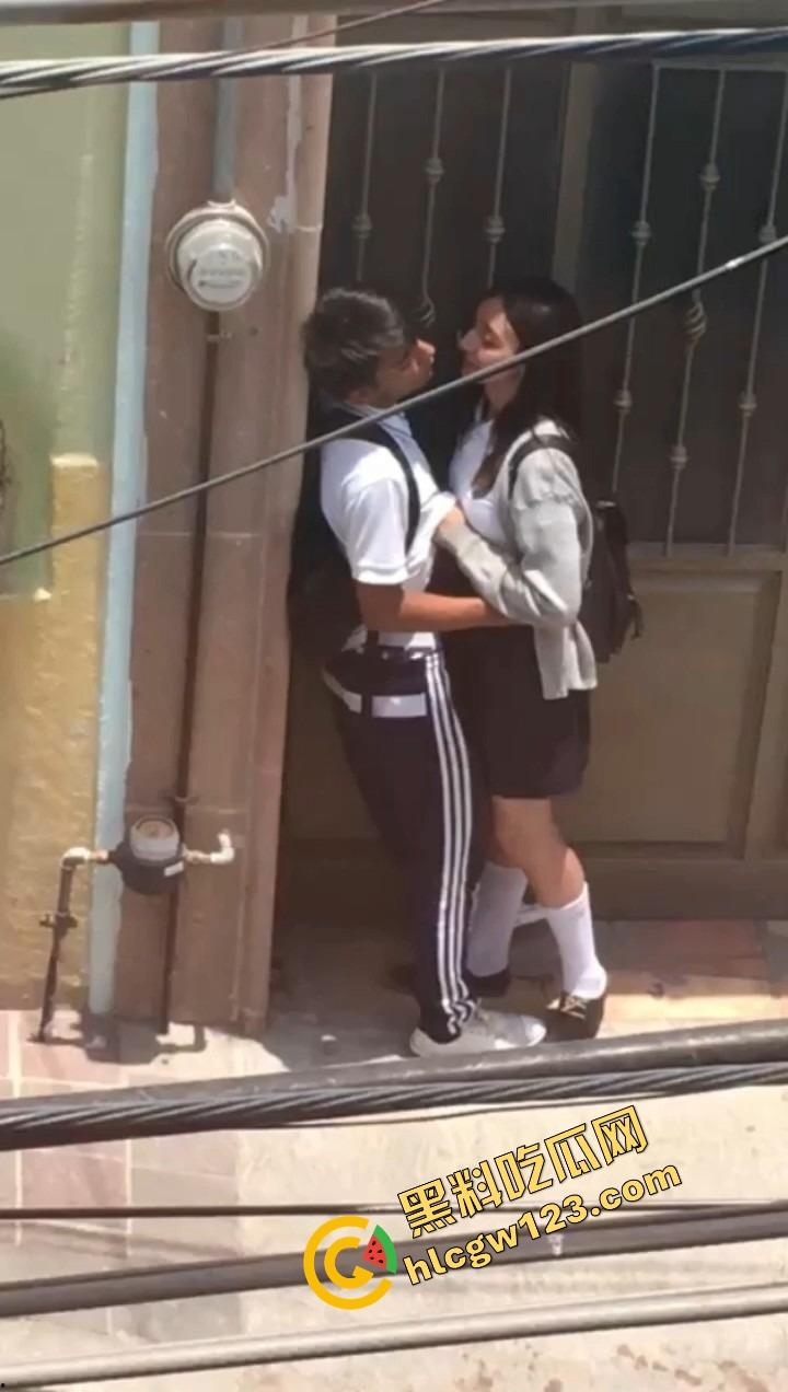 国外高中生是真的开放，骚逼女生摸了摸男友鸡巴就不行了 ，教室桌上趴着操到逼肿站不稳！-2