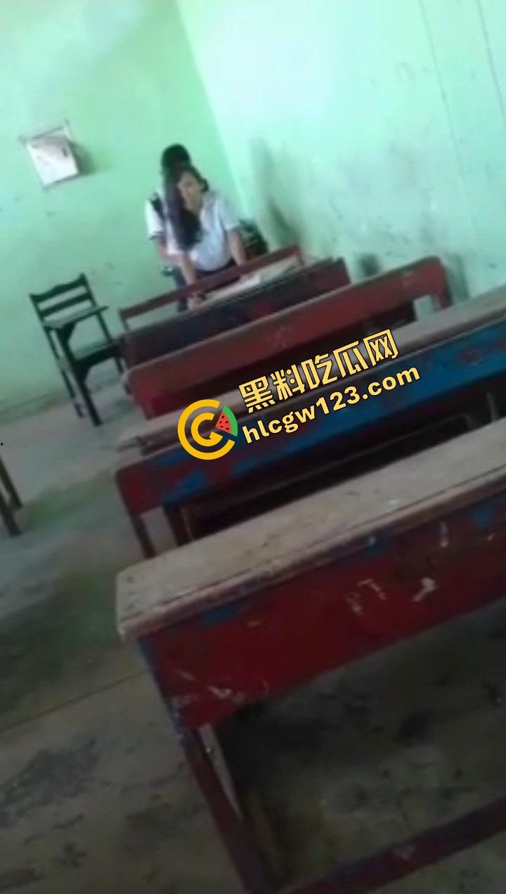 国外高中生是真的开放，骚逼女生摸了摸男友鸡巴就不行了 ，教室桌上趴着操到逼肿站不稳！-4